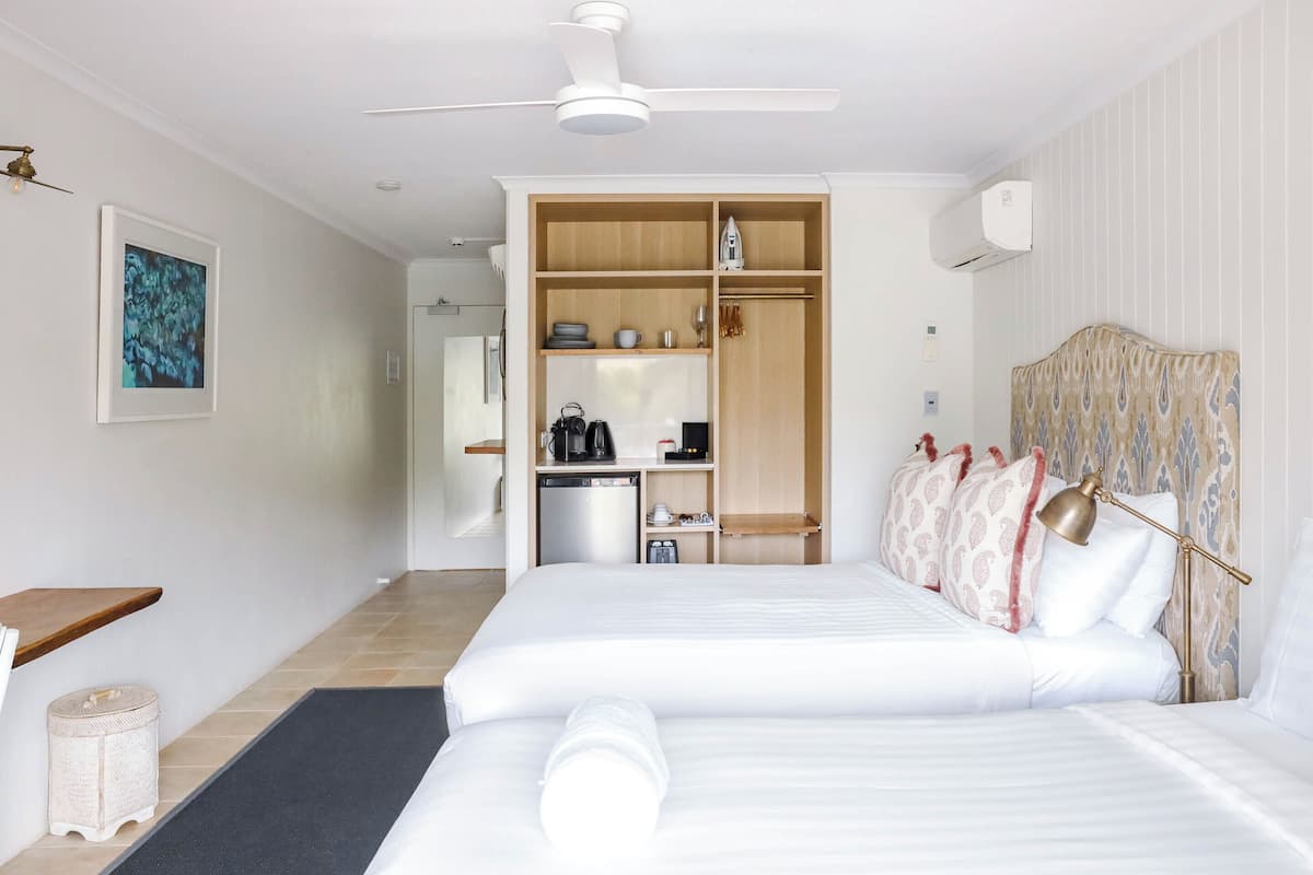 deluxe queen/single room (overlooking jonson street) | individually furnished, iron/ironing board, free wifi, bed sheets