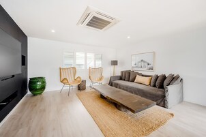 Deluxe Apartment | Individually furnished, iron/ironing board, free WiFi, bed sheets