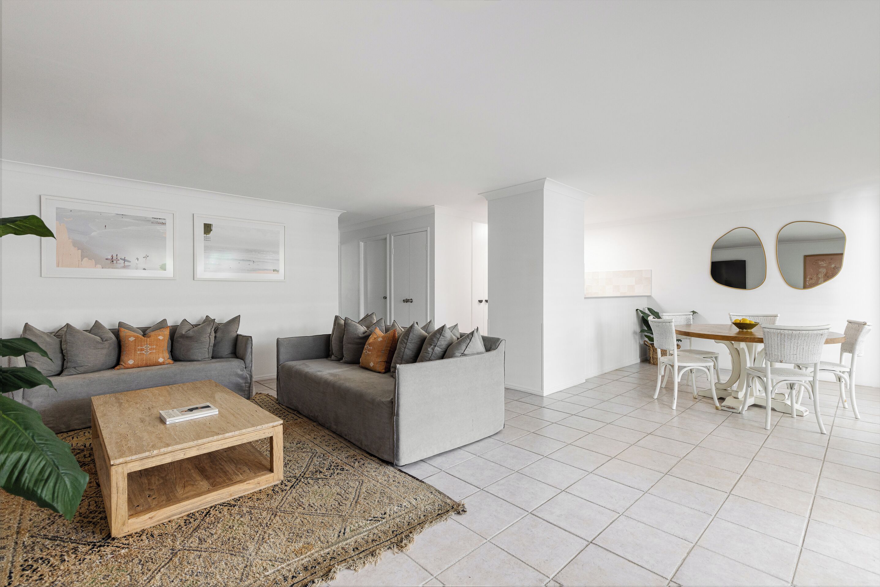 Departamento Deluxe, 2 habitaciones | Área de sala de estar | Televisión de plasma 