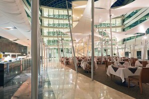 Se sirven desayunos, comidas, cenas y cocina internacional