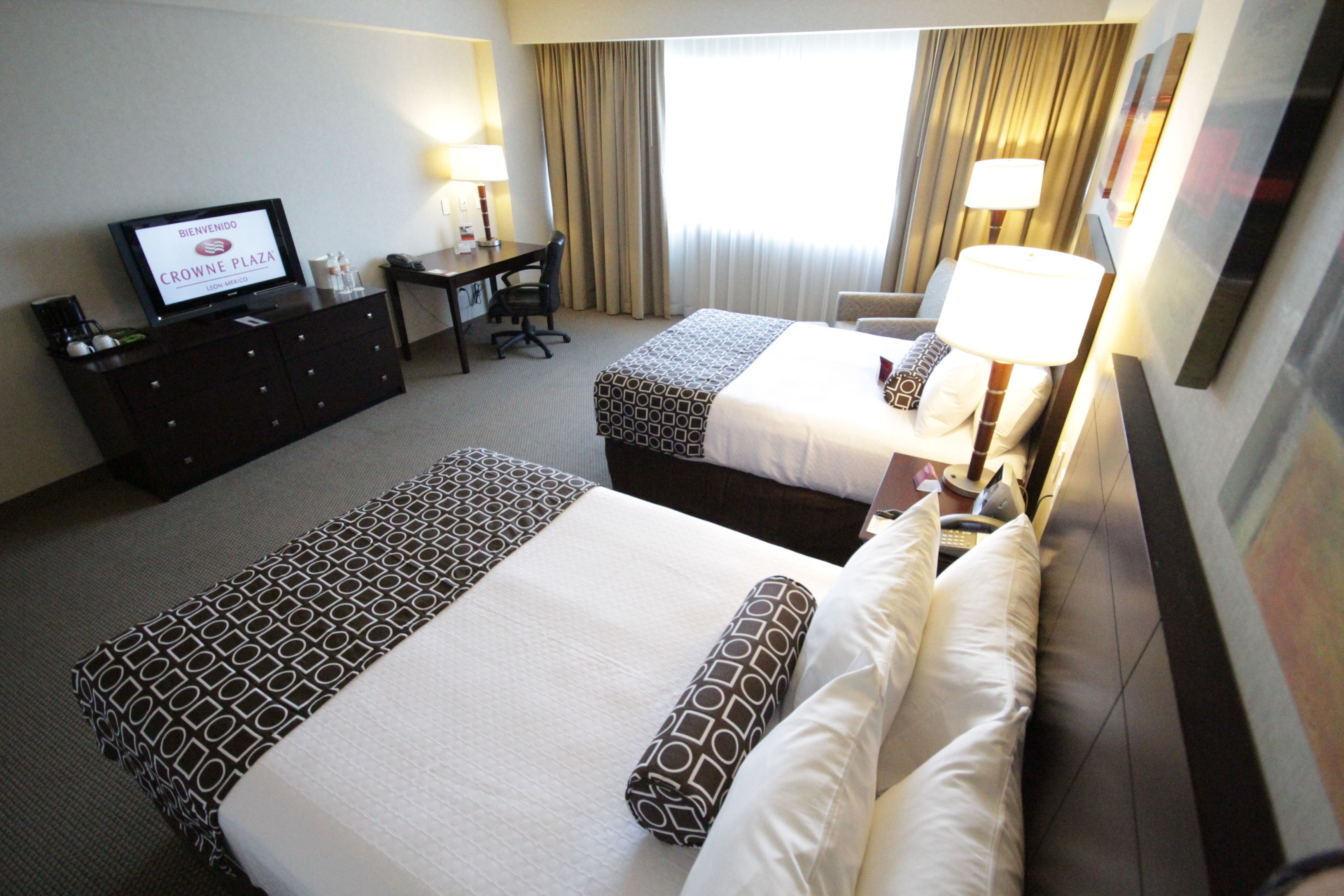 Habitación estándar, 2 camas dobles | Ropa de cama de alta calidad, caja fuerte, escritorio