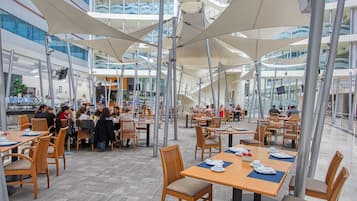 供應早餐、午餐、晚餐;多國菜