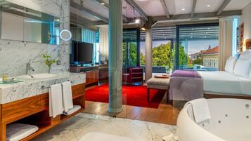 Luxury Suite | Premium bedding, minibar, in-room safe, desk