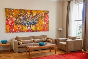 Sengetøy av topp kvalitet, minibar, safe på rommet og skrivebord