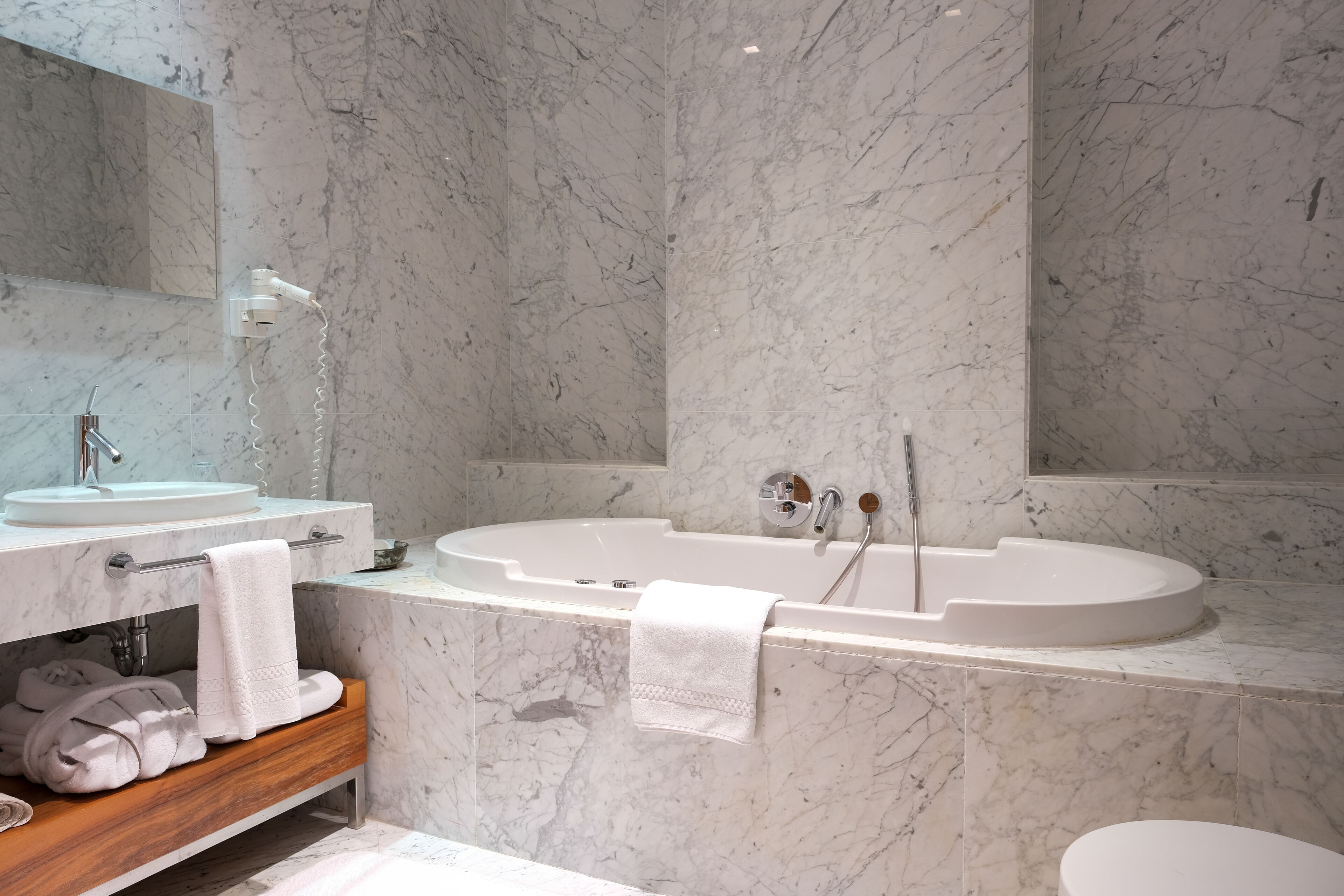 superior suite | bathroom | combined shower/bathtub, jetted bath, free toiletries, hair dryer