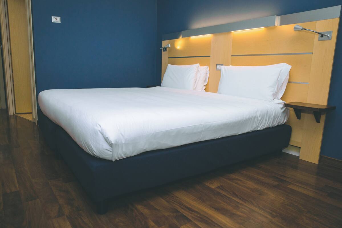 Rom – standard, 1 queensize-seng (Free Breakfast) | Skrivebord, skrivebord for bærbar PC, blendingsgardiner og lydisolert