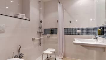 Une salle de bain moderne équipée d’une douche, de toilettes et d’un lavabo.