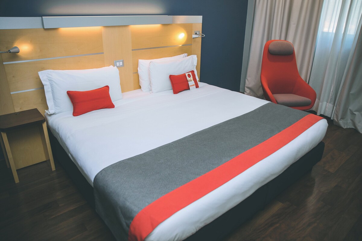 Standardzimmer, 1 King-Bett (Free Breakfast) | Schreibtisch, laptopgeeigneter Arbeitsplatz, Verdunkelungsvorhänge