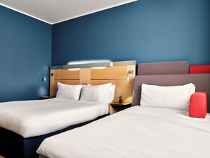 Desk, laptop workspace, blackout curtains, soundproofing - Holiday Inn Express Milan - Malpensa Airport by IHG (Somma Lombardo)
