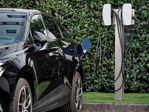 Electric vehicle charging station