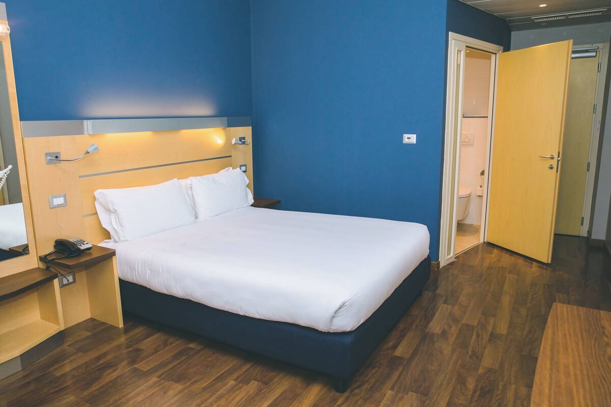 Rom – standard, 1 queensize-seng, tilgjengelighetstilpasset (Free Breakfast) | Skrivebord, skrivebord for bærbar PC, blendingsgardiner og lydisolert