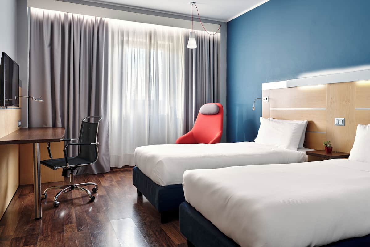 โต๊ะทำงาน, พื้นที่ทำงานแบบใช้แล็ปท็อป, ผ้าม่านกันแสง, ห้องเก็บเสียง