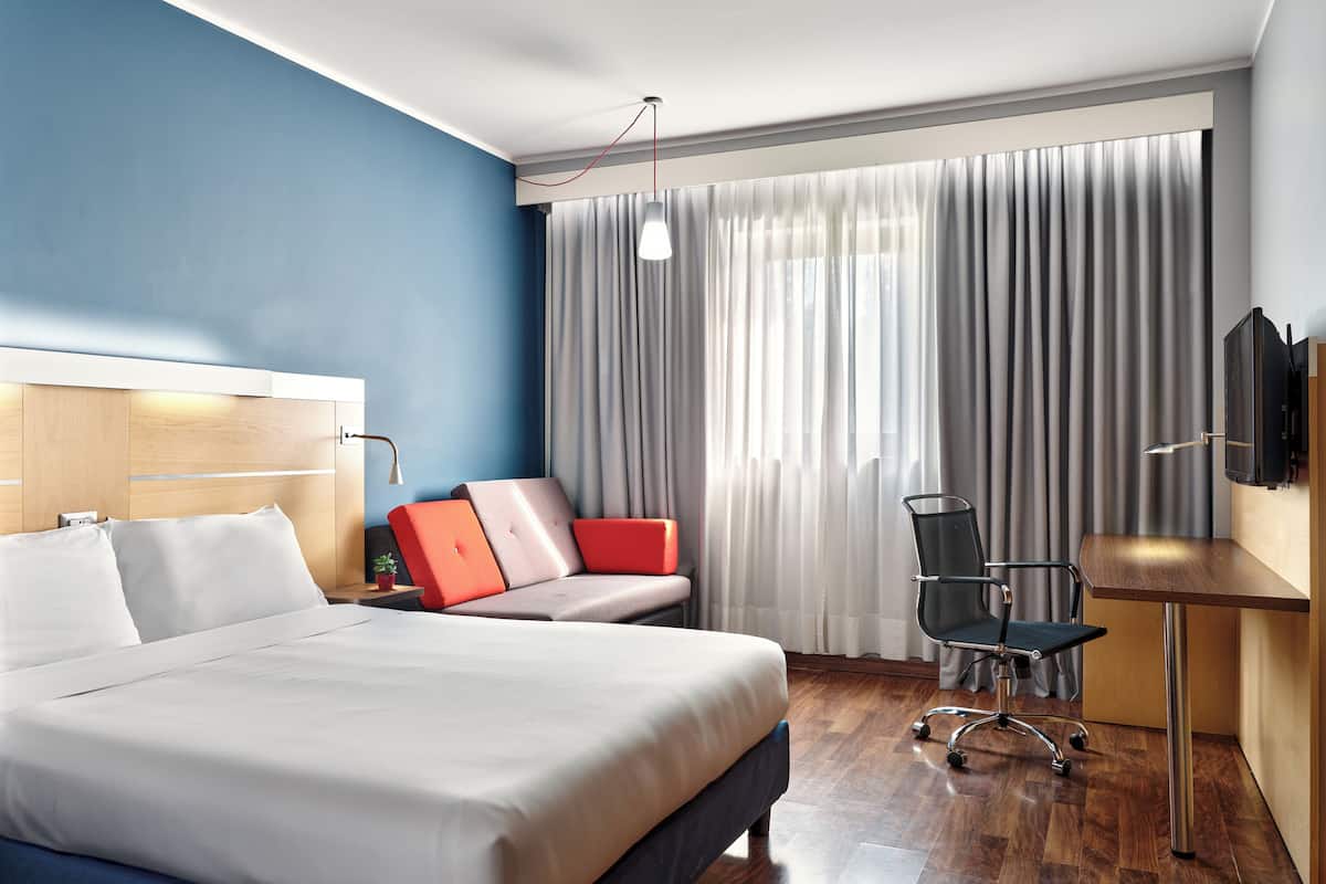 standard room, 1 queen bed with sofa bed | desk, laptop workspace, blackout curtains, soundproofing