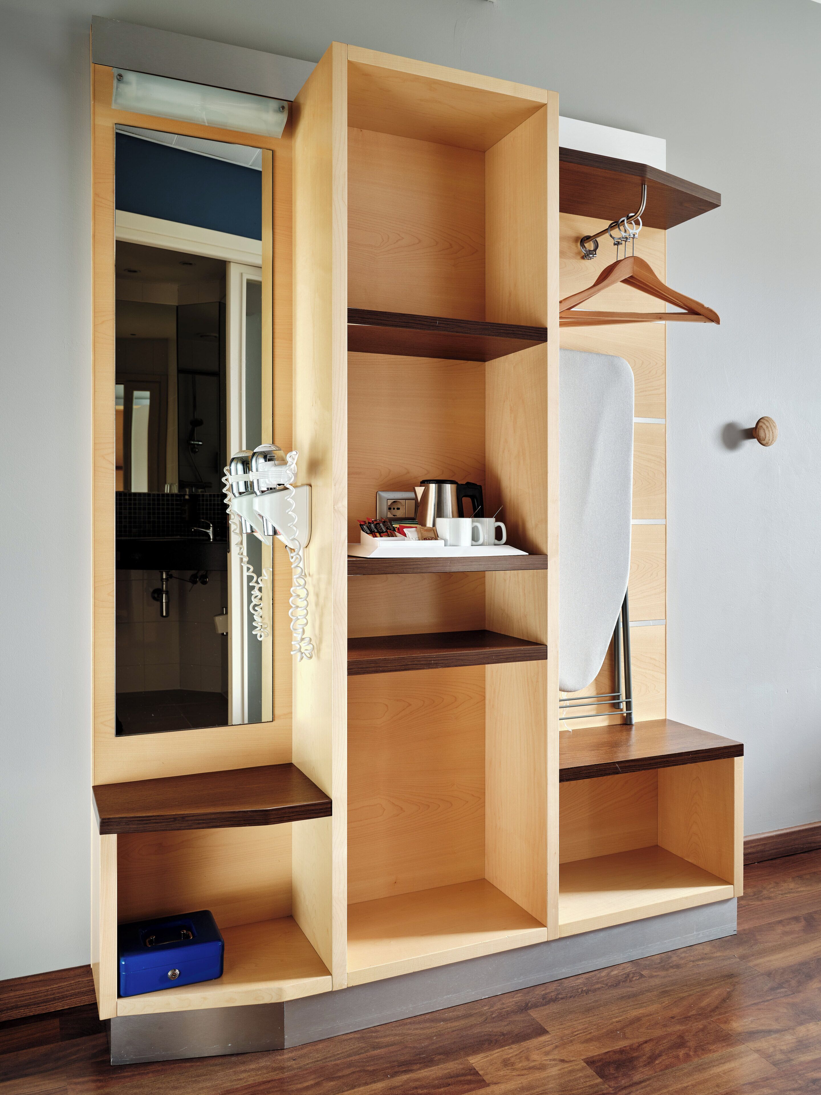 デスク、ノートパソコン用作業スペース、遮光カーテン、防音設備