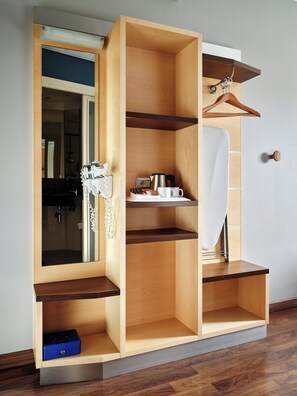 Desk, laptop workspace, blackout curtains, soundproofing - Holiday Inn Express Milan - Malpensa Airport by IHG (Somma Lombardo)