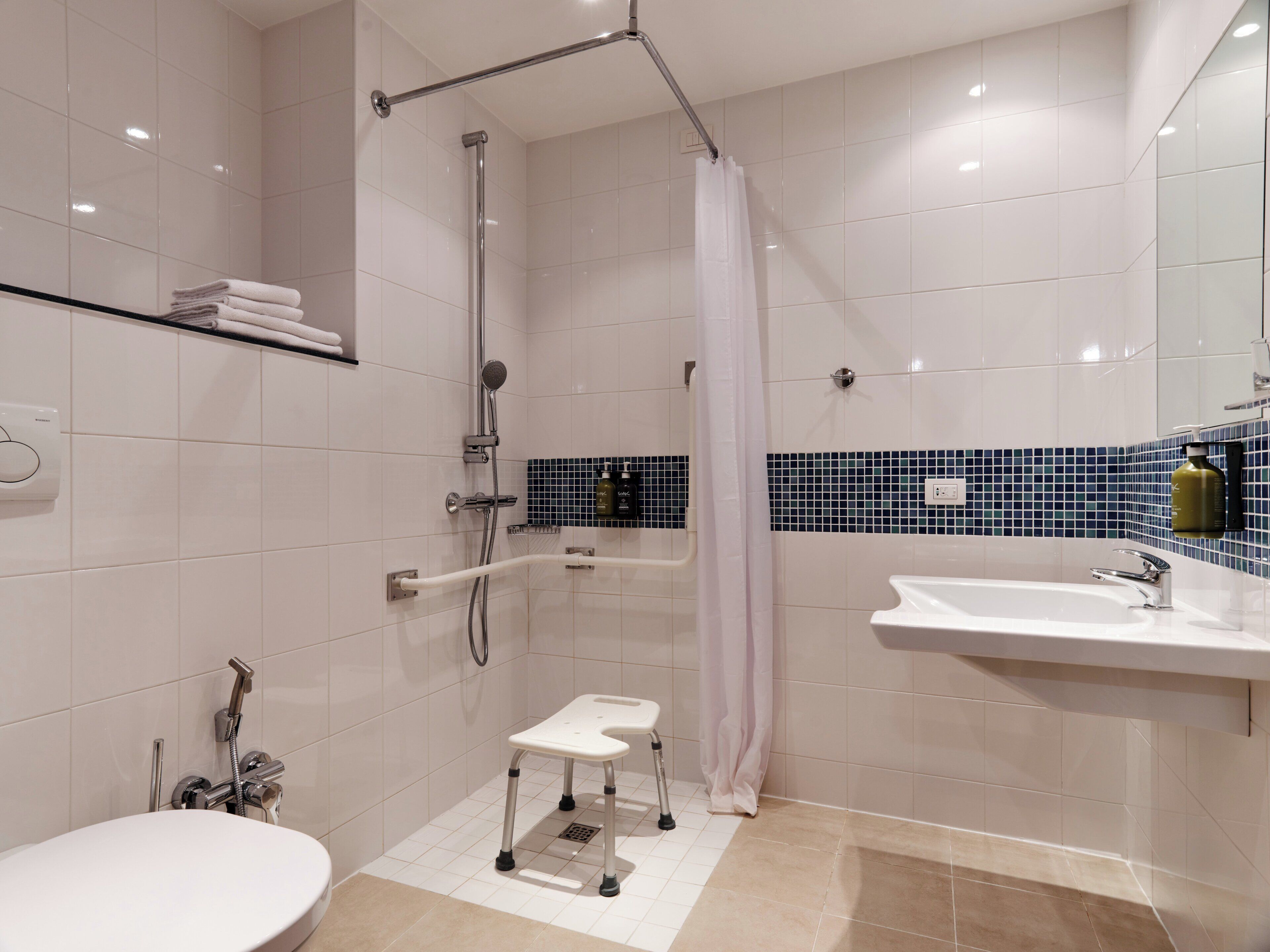 Un baño moderno con ducha, inodoro y lavamanos.