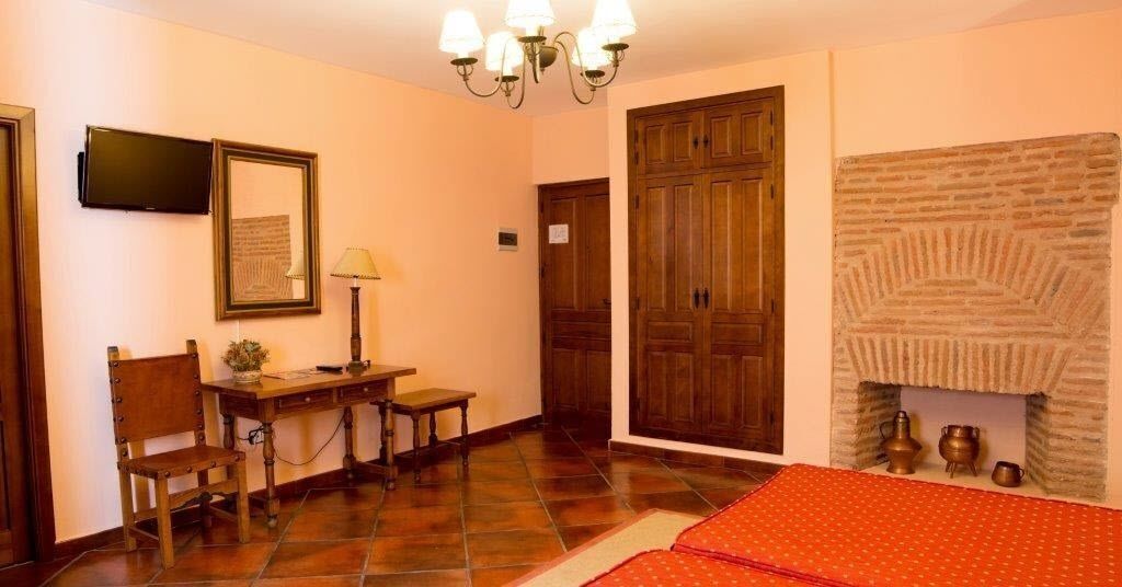 Caja fuerte, escritorio, cortinas opacas y tabla de planchar con plancha