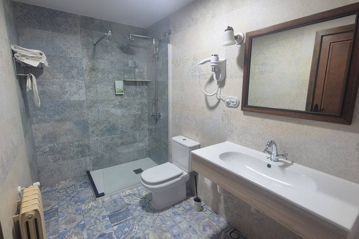 shower, rainfall showerhead, free toiletries, hair dryer