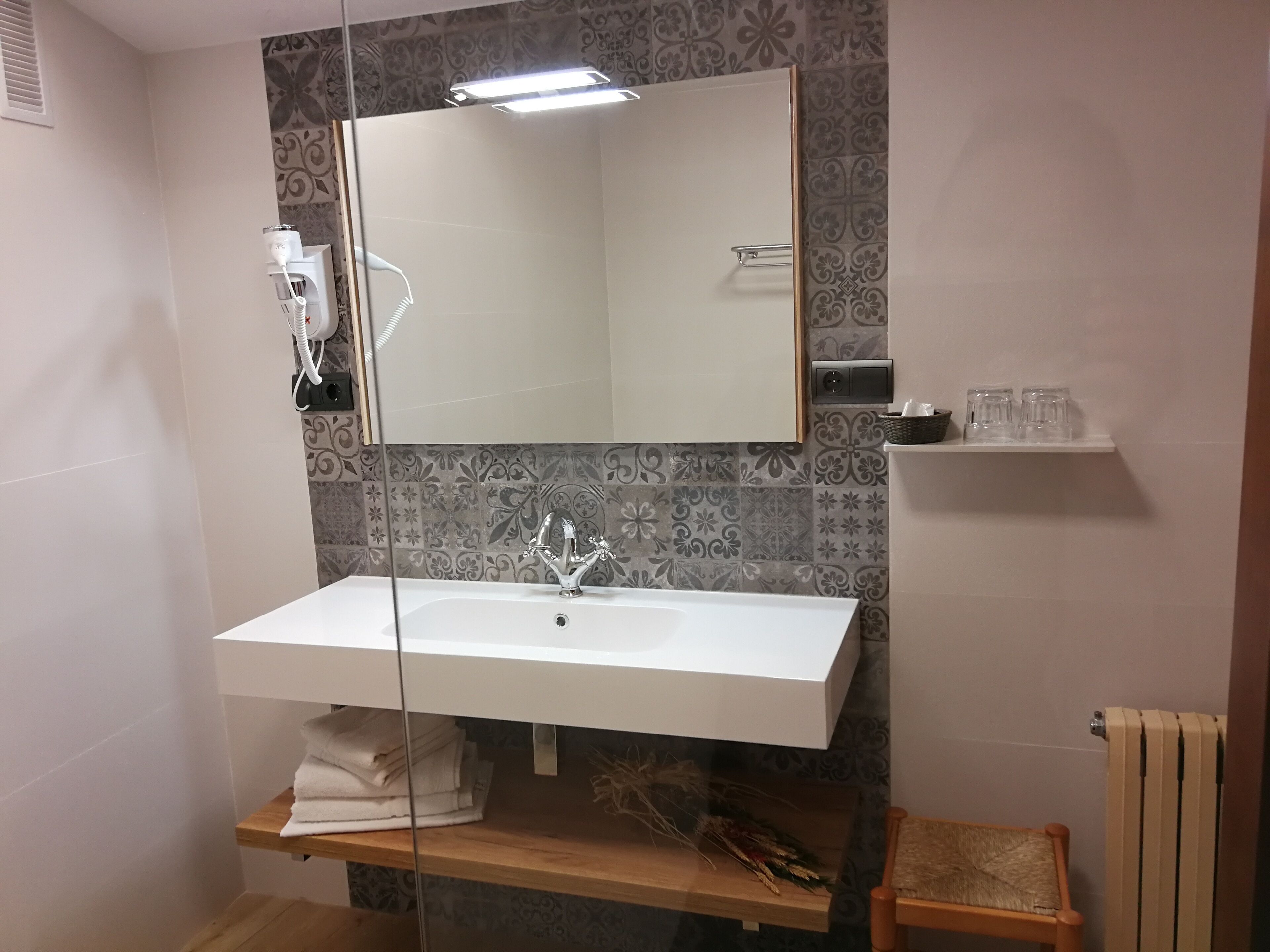 shower, rainfall showerhead, free toiletries, hair dryer