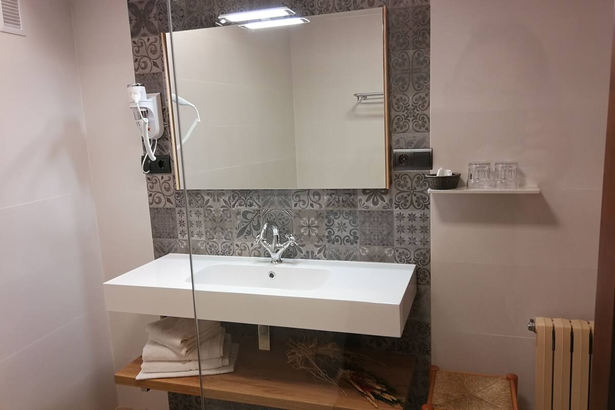 shower, rainfall showerhead, free toiletries, hair dryer