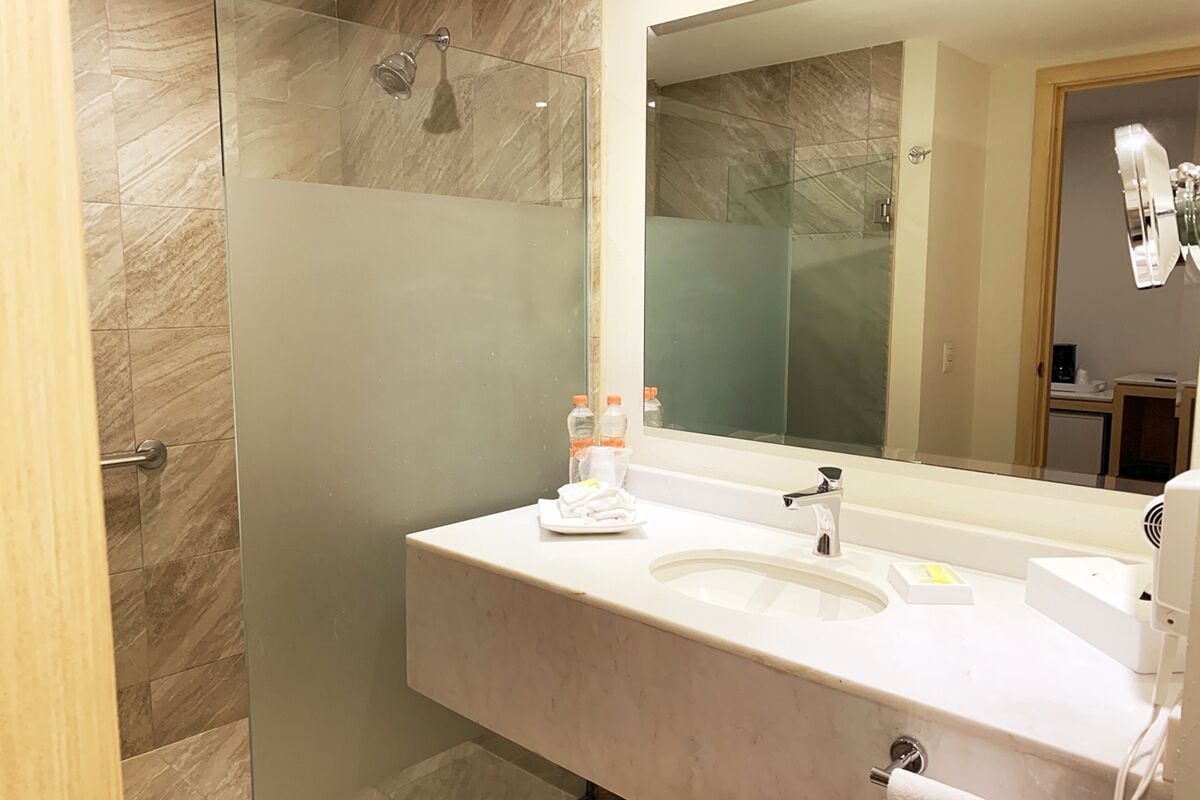 executive room, 1 king bed | hypo-allergenic bedding, minibar, in-room safe, desk