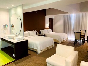 Quarto standard, várias camas | Roupas de cama antialérgicas, frigobar, cofres nos quartos, escrivaninha