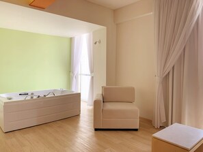 32-inch LCD TV with satellite channels, TV, DVD player - Bel Air Business Salamanca, Trademark by Wyndham (Salamanca)