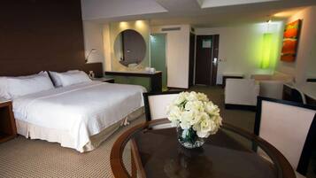 Hypo-allergenic bedding, minibar, in-room safe, desk