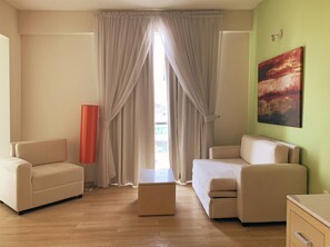 32-Zoll-LCD-Fernseher mit Satellitenempfang, Fernseher, DVD-Player