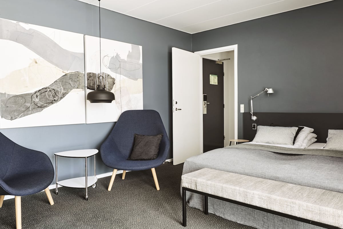 1 bedroom, premium bedding, desk, blackout curtains