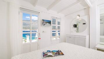 Minibar, in-room safe, desk, laptop workspace