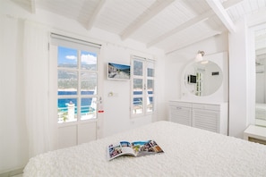 Minibar, in-room safe, desk, laptop workspace - Club Capa Hotel (Kas)