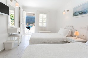 Minibar, safe på rommet, skrivebord og skrivebord for bærbar PC