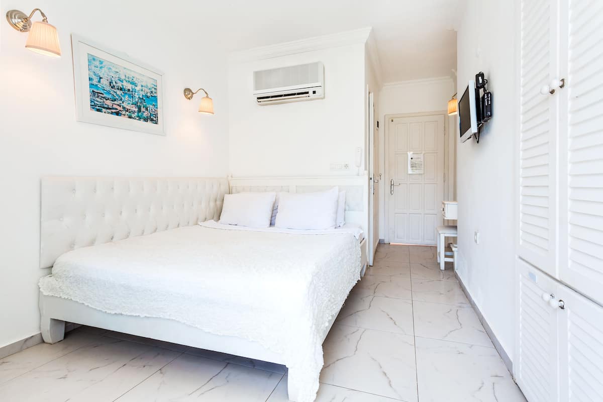 Minibar, caja de seguridad en la habitación y escritorio