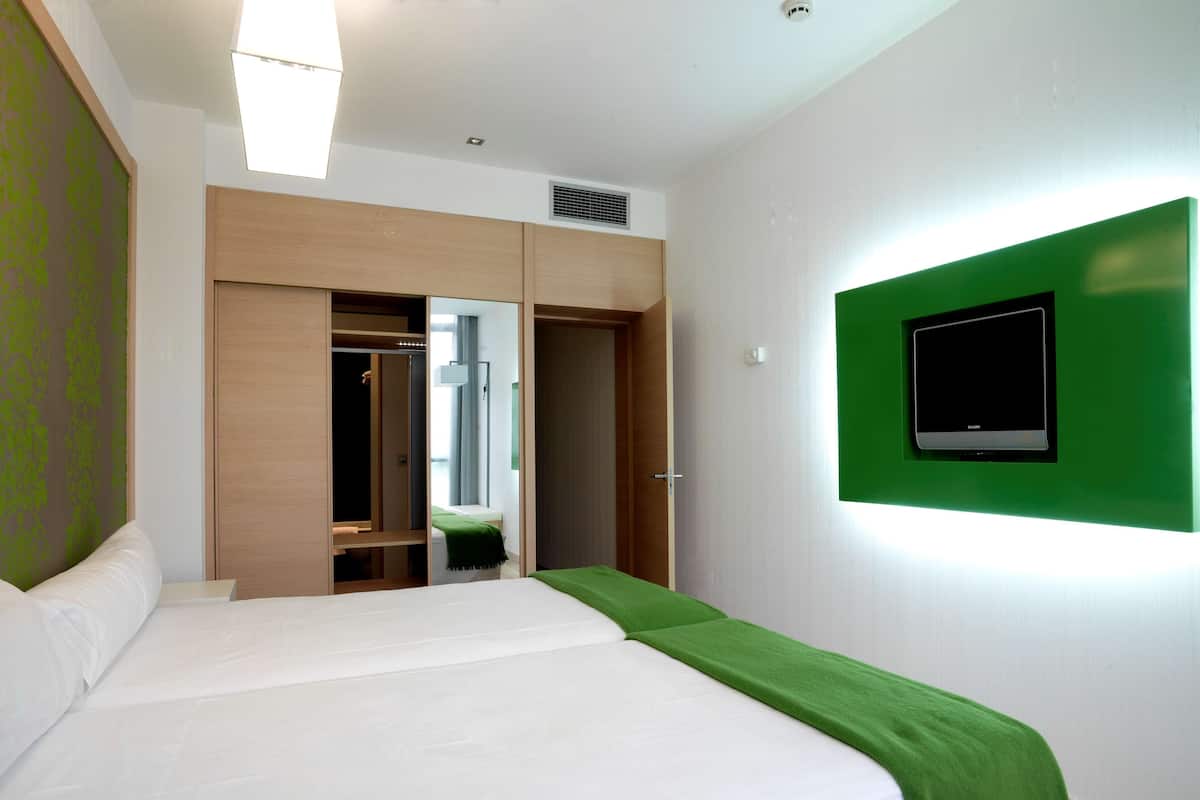 Standard Room | Minibar, in-room safe, desk, blackout curtains