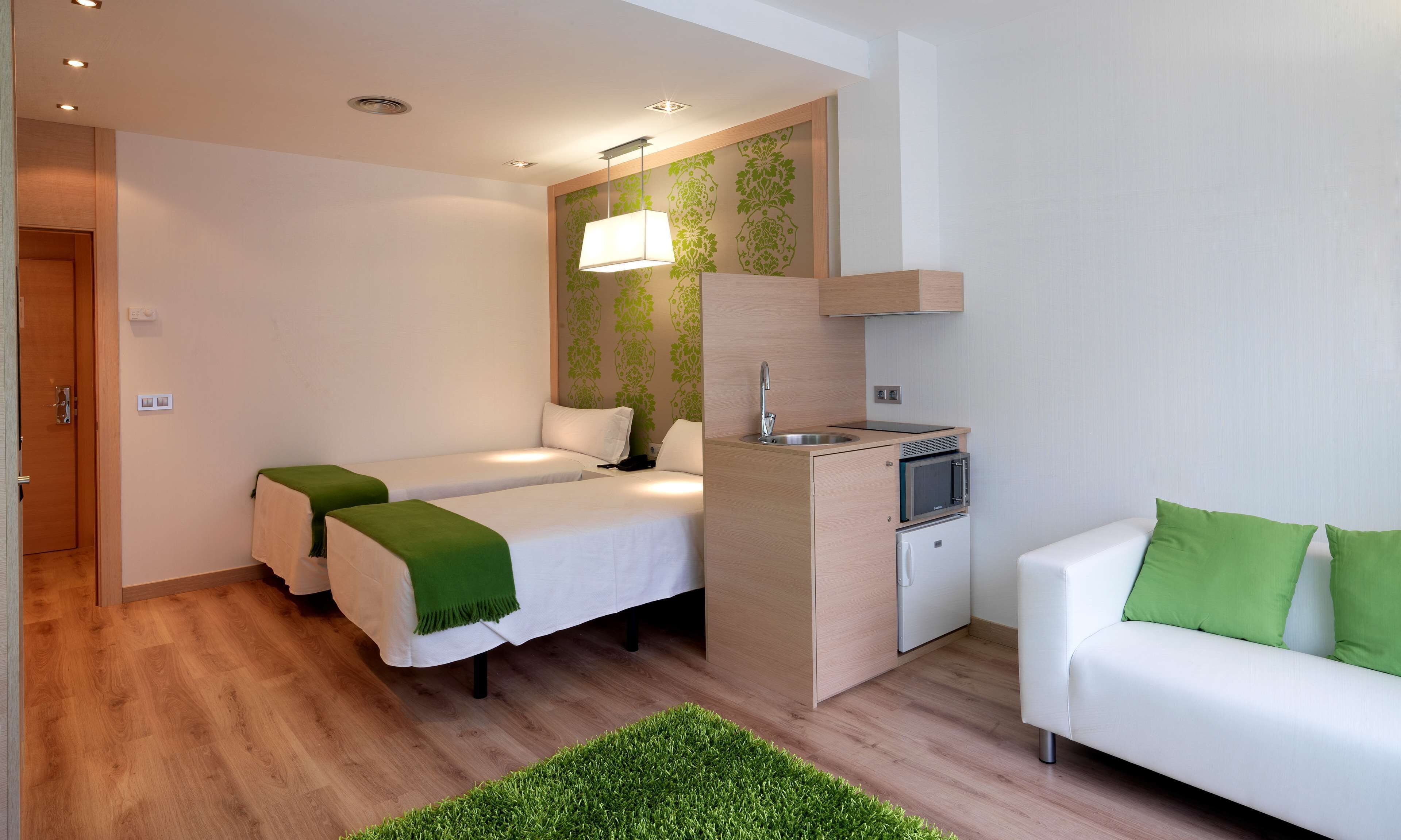 Huoneisto | Minibaari, tallelokero huoneessa, työpöytä, pimennysverhot