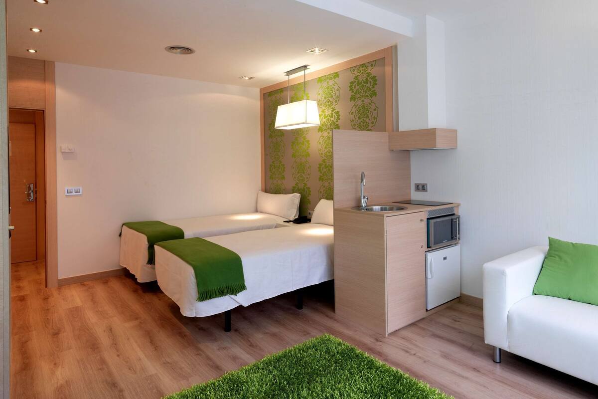 Appartement | Minibar, coffres-forts dans les chambres, bureau, rideaux occultants