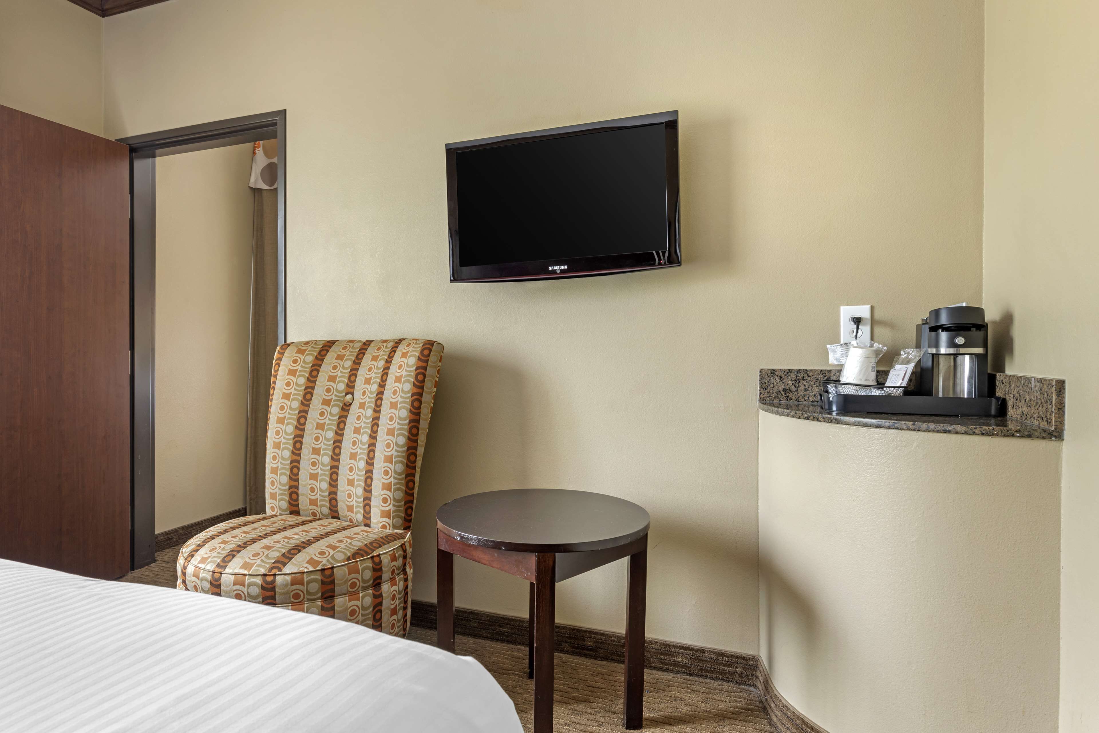 Premium bedding, pillowtop beds, in-room safe, desk