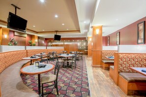Phục vụ bữa sáng và bữa tối 