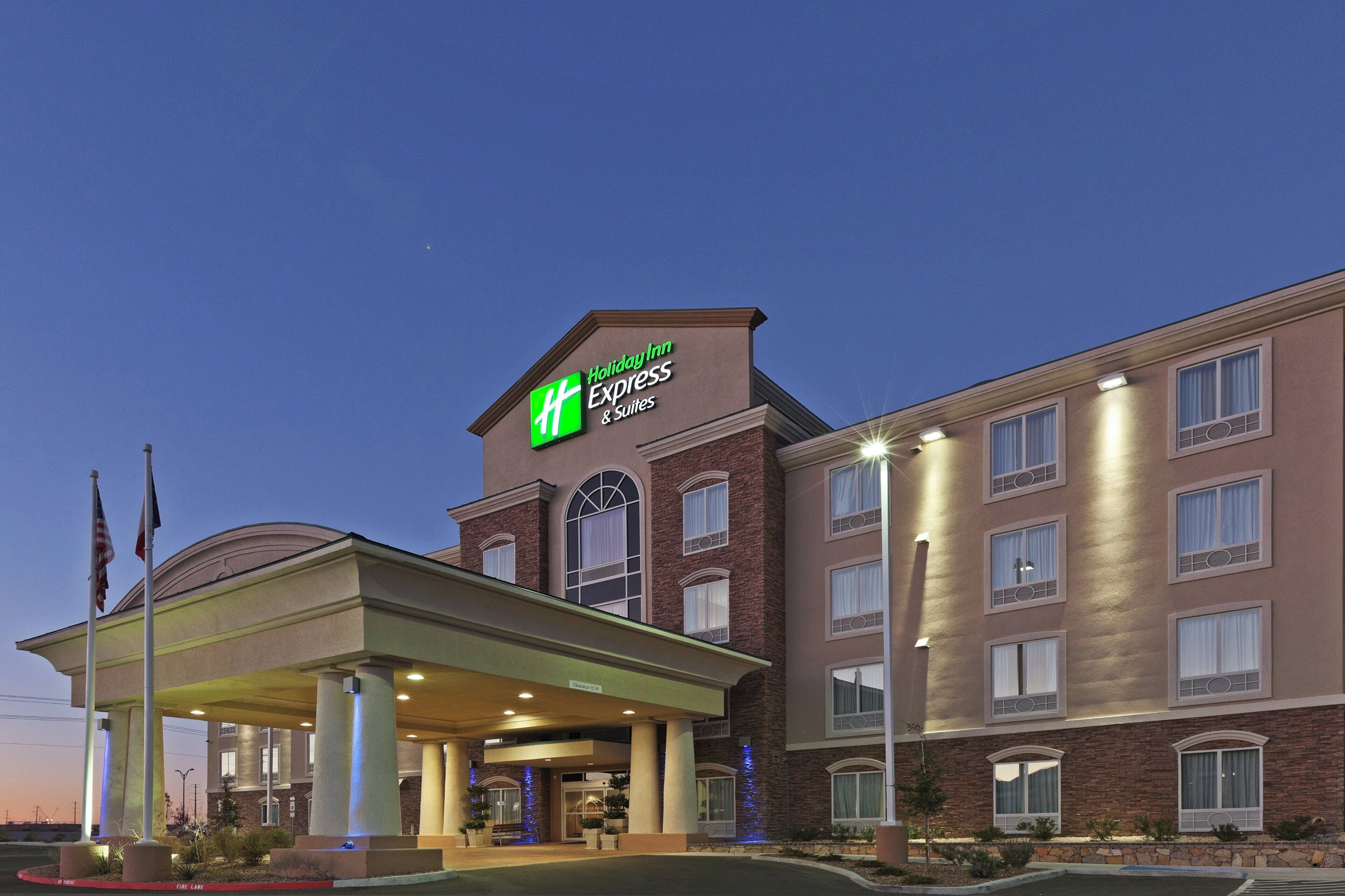 Et Holiday Inn Express & Suites hotelbygning under en klar himmel.