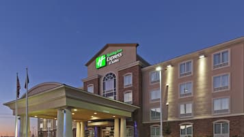 Et Holiday Inn Express & Suites hotelbygning under en klar himmel.