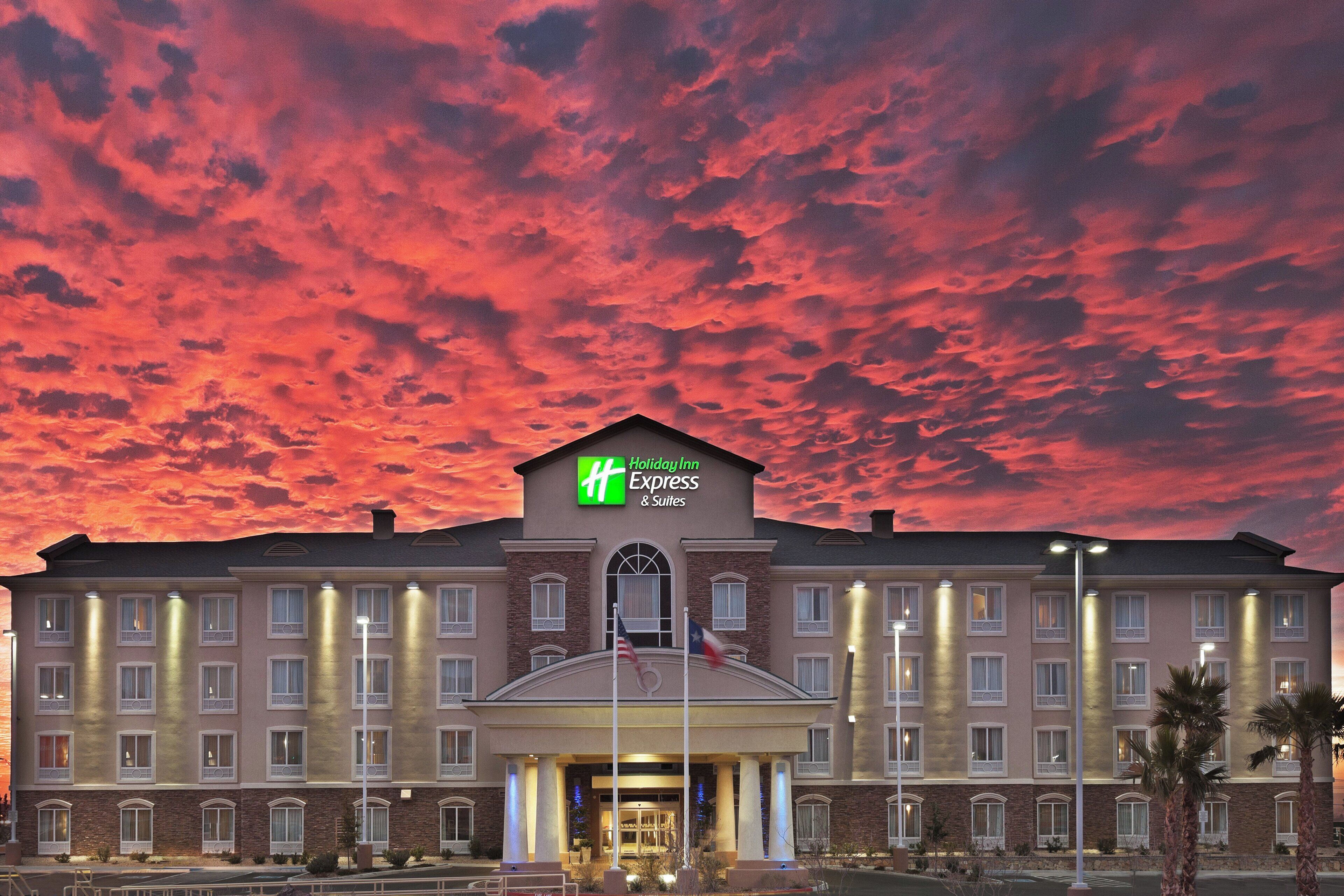 Un hôtel Holiday Inn Express & Suites de style architectural traditionnel, caractérisé par une façade symétrique, de nombreuses fenêtres et une entrée centrale.