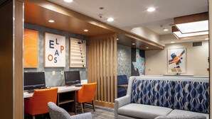 A modern lounge area with a desk, two chairs, and a sofa. - Holiday Inn Express & Suites El Paso West by IHG (El Paso)
