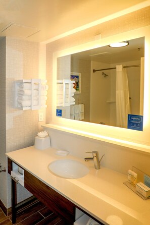 Chambre, 2 grands lits, non-fumeur | Douche de la salle de bain