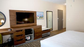 Habitación, 1 cama de matrimonio grande, accesible para personas con discapacidad (Bathtub) | Colchones con acolchado adicional y escritorio