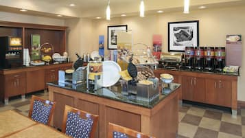 Café da manhã com buffet grátis todos os dias