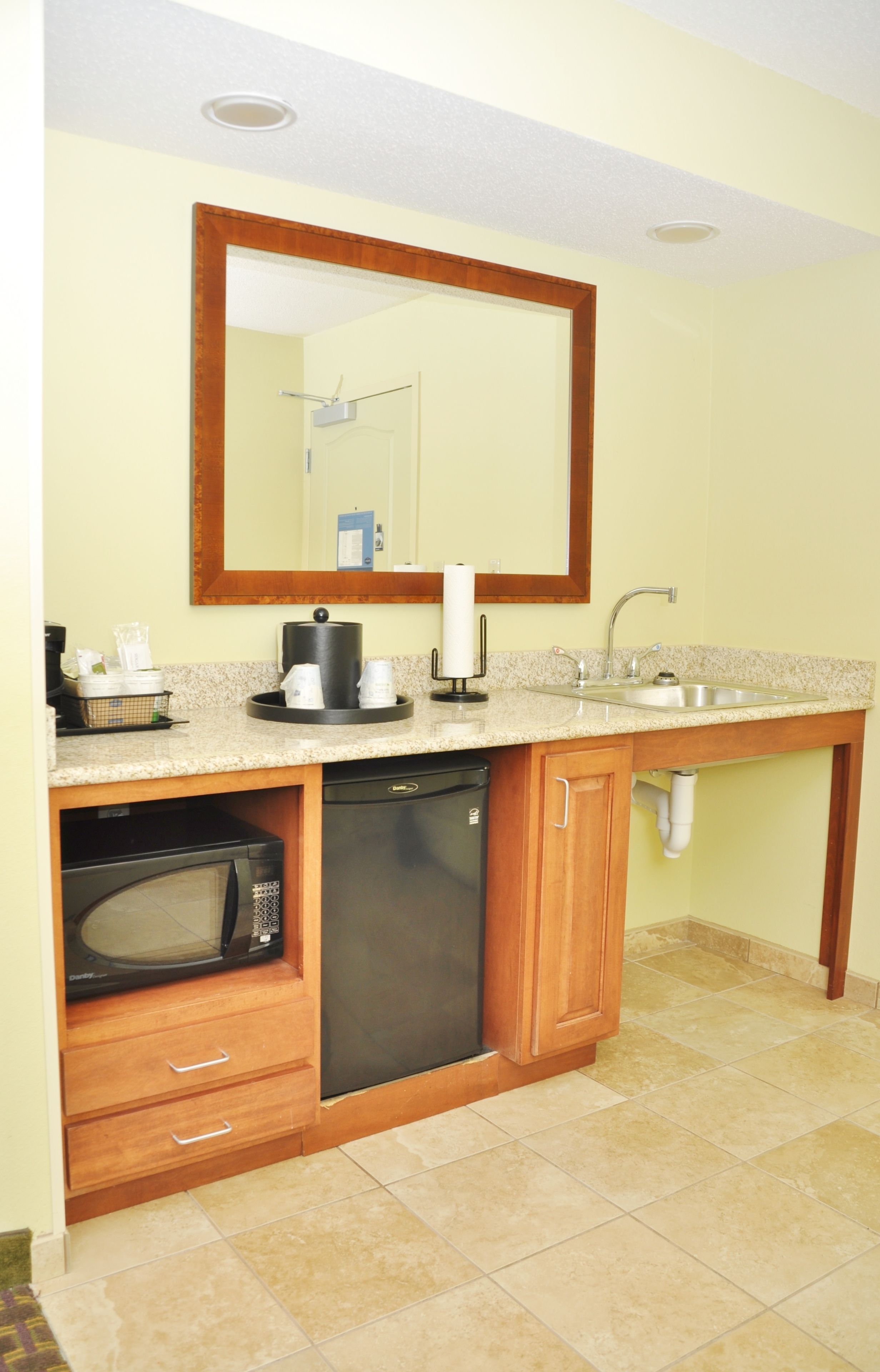 suite, 1 king bed, accessible, non smoking | room amenity