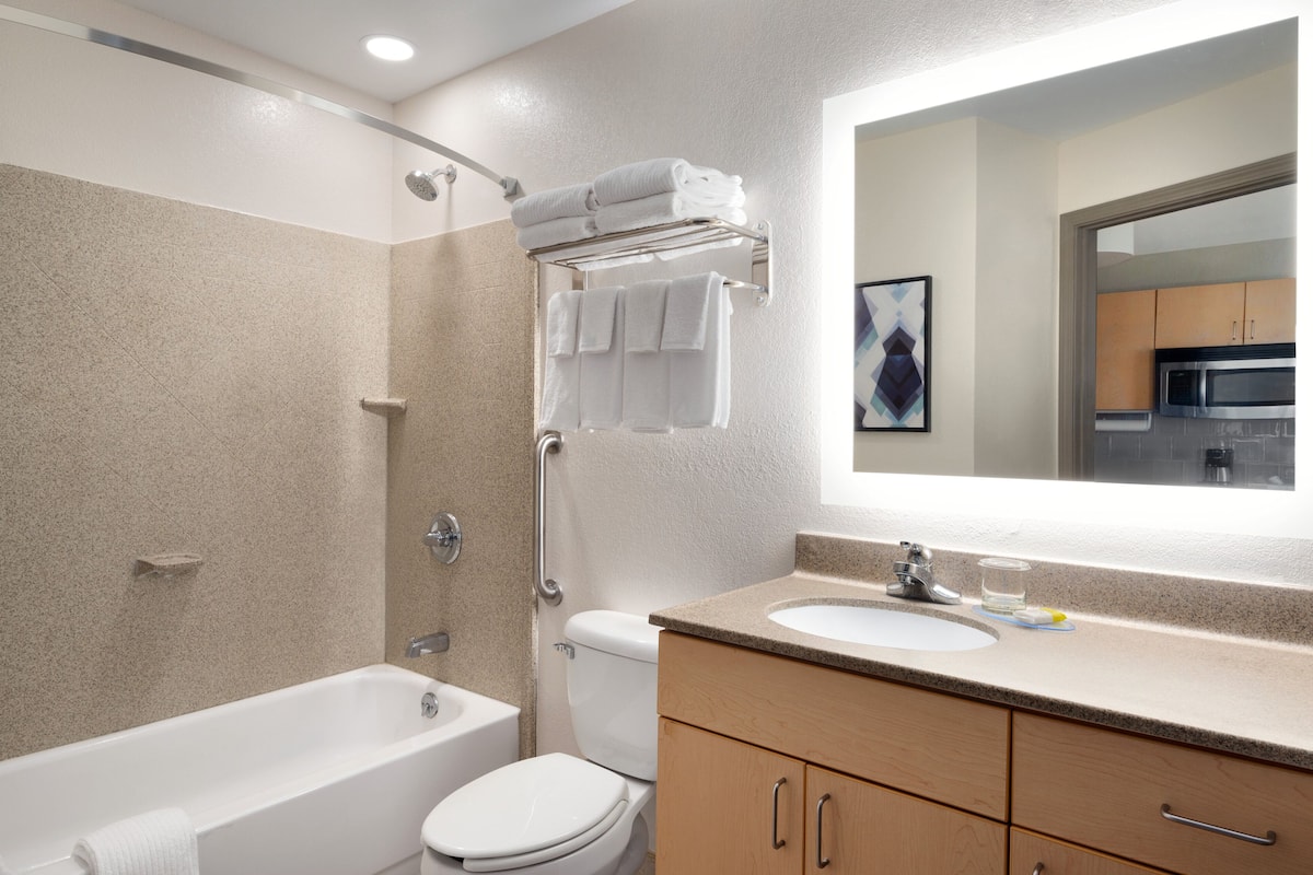 combined shower/bathtub, eco-friendly toiletries, hair dryer, towels