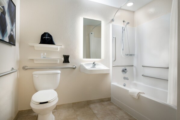 Un baño con inodoro, lavamanos y ducha.
