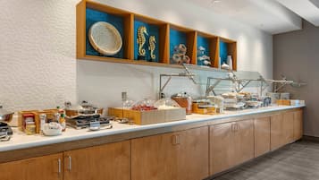 Un buffet proposant une variété de plats et agrémenté d'éléments décoratifs.